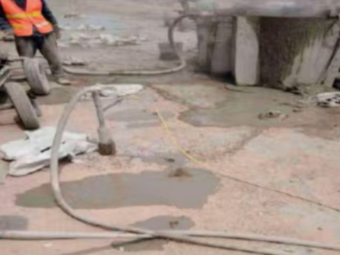 呼玛水泥混凝土路面板底注浆技术 路面脱空注浆整治方案